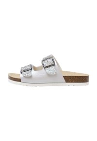 Vit slidesandal med två glittriga silverspännen, korkfotbädd och vit sula. Slät ovandelsmaterial med en enkel design.