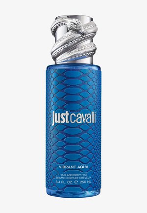 Flacon bleu de brume pour cheveux et corps Just Cavalli Vibrant Aqua avec motif texturé en peau de serpent et serpent argenté enroulé autour du bouchon.