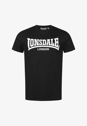 Mustaline must T-särk, millel on suur valge tekstigraafika "LONSDALE" üle "LONDON", lühikeste varrukate ja ümarat kaelust.
