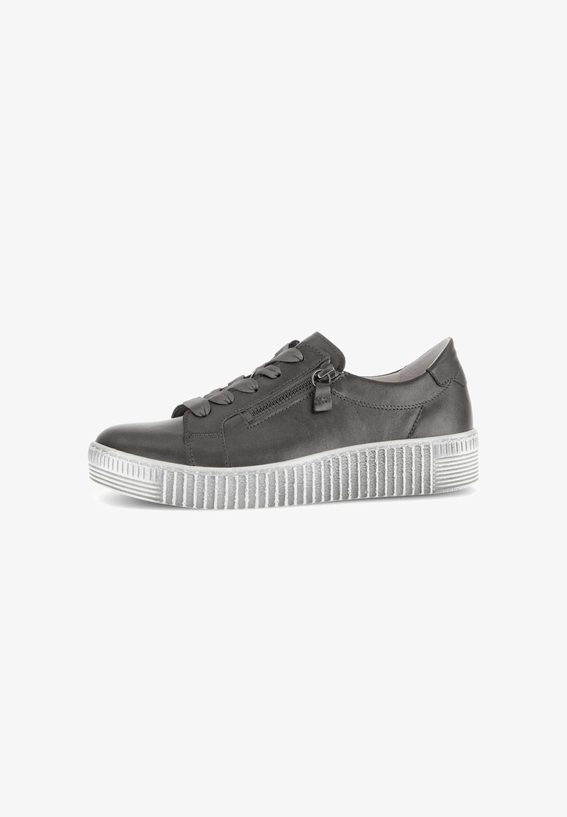 Grijze leren sneaker met een gladde afwerking, platte veters en een zijrits. Beschikt over een witte, geribbelde rubberen zool voor extra grip.