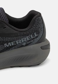 Zapatilla Merrell en negro y gris con tejido de malla, marca GORE-TEX, cuello acolchado y suela texturizada resistente para tracción.