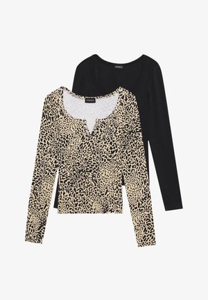 Tops à manches longues noirs et beiges superposés ; l'un est uni noir, l'autre est en imprimé léopard avec un décolleté en scoop et un tissu texturé.