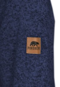 Marineblauer gestrickter Pullover mit strukturiertem Finish, ausgestattet mit einem braunen Lederlabel, das "FORSBERG" und die Silhouette eines Bären zeigt.