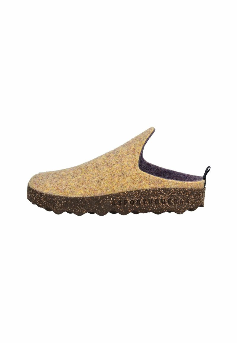 Zapatilla deslizante con parte superior de fieltro amarillo texturizado y suela de goma marrón gruesa con bordes ondulados y tirador en la parte posterior.