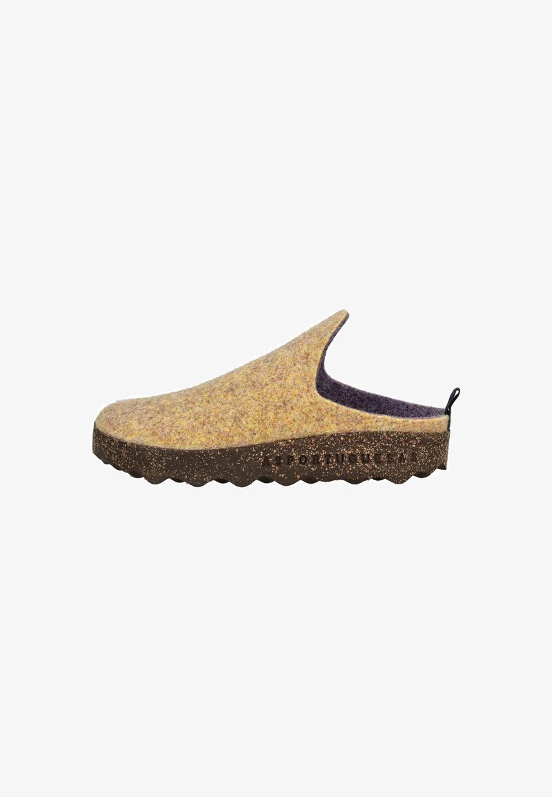 Zapatilla deslizante con parte superior de fieltro amarillo texturizado y suela de goma marrón gruesa con bordes ondulados y tirador en la parte posterior.