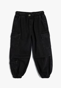 Svarta denimbyxor med elastisk midja, flera cargofickor på sidorna och elastiska muddar vid anklarna, med en slät yta.