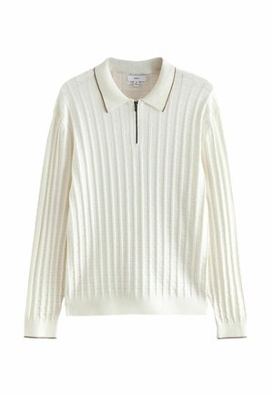 Suéter de punto blanco de manga larga con un patrón de cuadrícula texturizado, cuello con cremallera y ribete marrón en el cuello y los puños de las mangas.