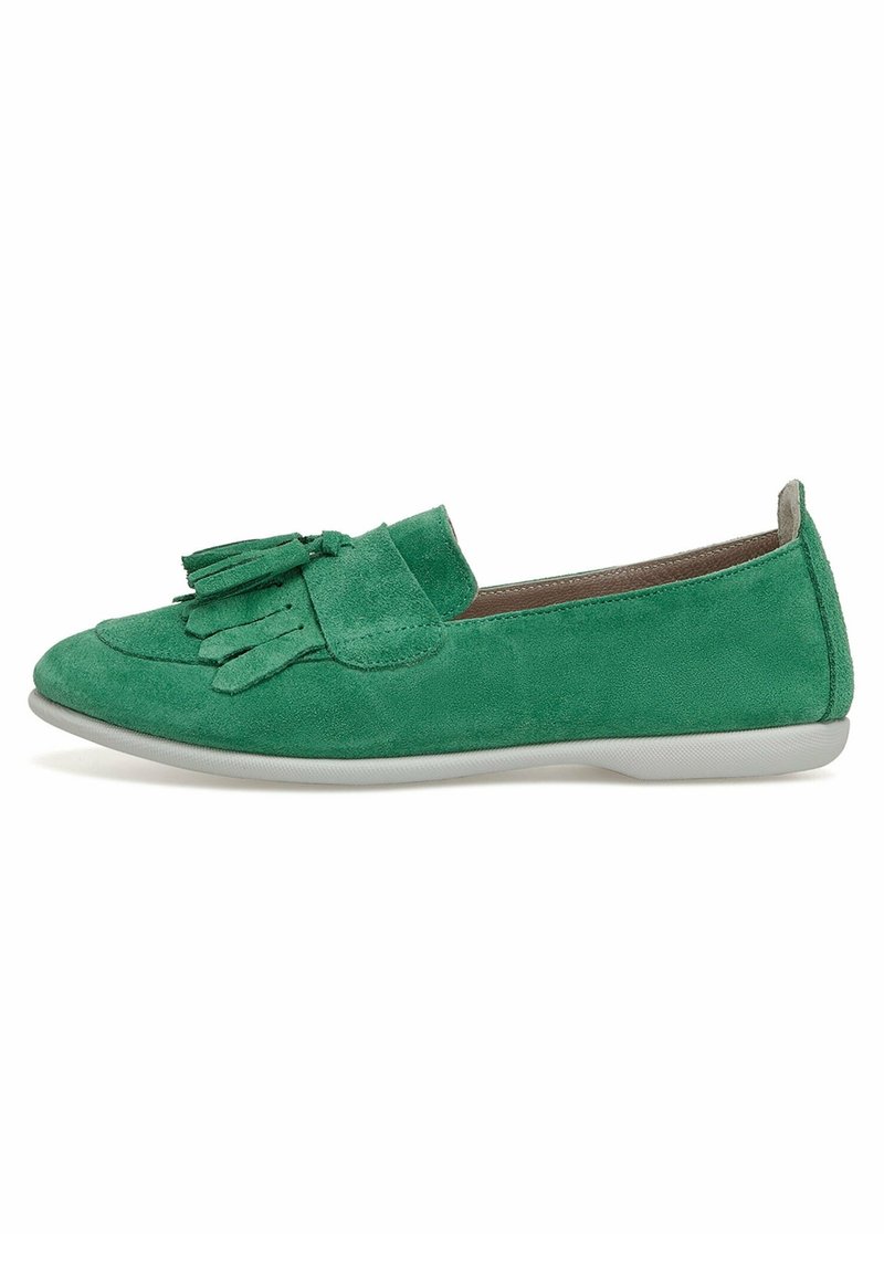 Mocassin vert en daim avec pompons et détails à franges, doté d'une semelle en caoutchouc blanche et d'un design sans lacets.