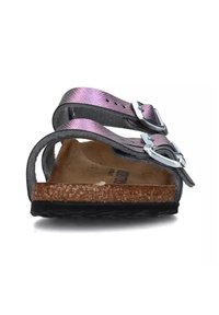Sandalo grigio con due cinturini in tessuto viola e fibbie argentate; zeppa in sughero e suola nera testurizzata; design open-toe senza tacco.