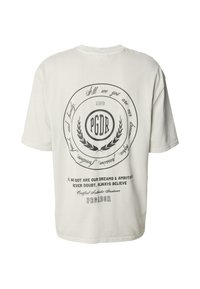 Bílé bavlněné tričko s kulatým grafikou, na zádech černý text a vavřínové akcenty, krátké rukávy a volný střih.