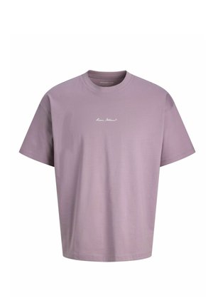 Lyserød T-shirt med korte ærmer og rund halsudskæring med lille hvid kursiv skrift "Mission Statement" placeret midt på brystet.