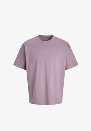 Lawendowy T-shirt z krótkim rękawem, z okrągłym dekoltem i małym białym tekstem kursywą "Mission Statement" umieszczonym na środku klatki piersiowej.