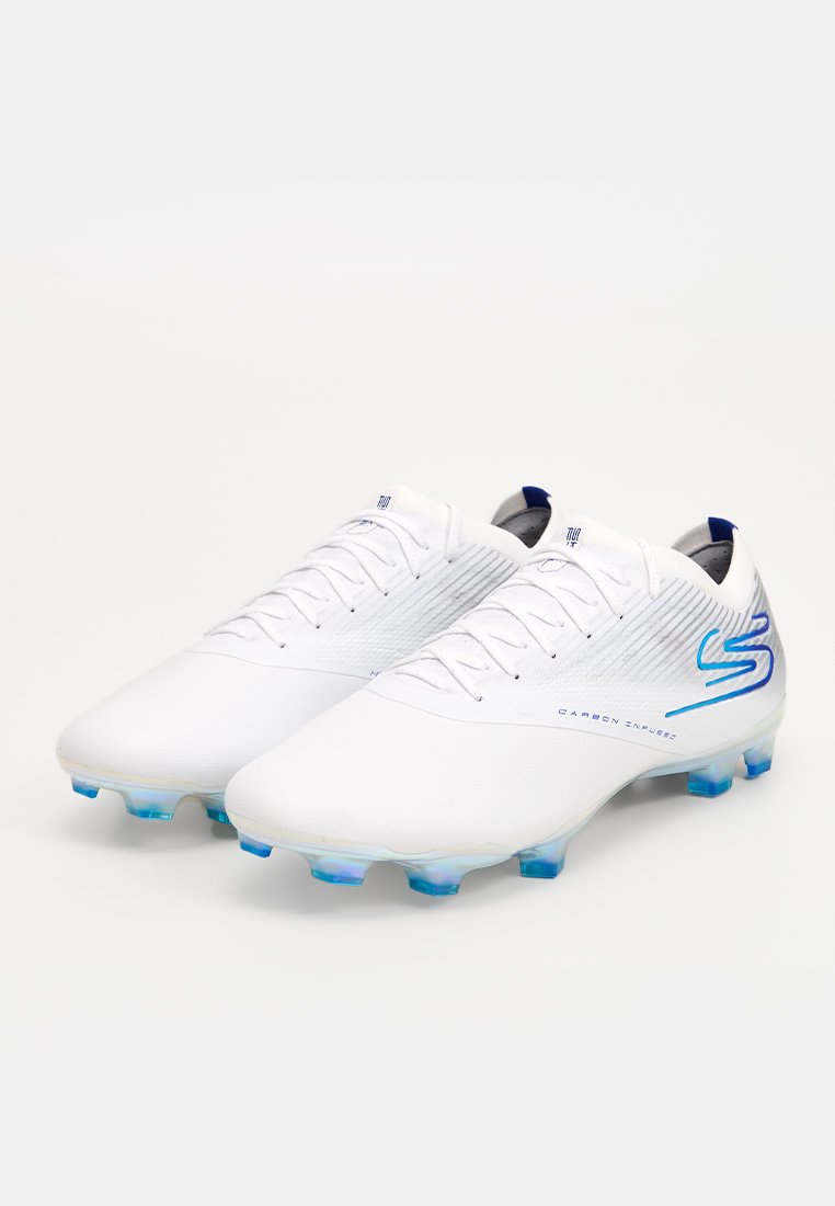 Weiße Fußballschuhe mit einer strukturierten Oberfläche, blauen Akzenten, einem schlanken Design und durchsichtigen blauen Stollen für besseren Grip.