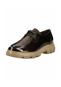 Tmavě hnědá laková kůže a semišová šněrovací bota s tlustou béžovou gumovou podrážkou a výrazným vzorkem, nakloněná tak, aby ukázala přední a boční část.