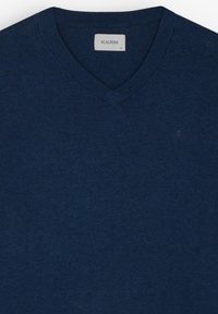 Maglione a V blu navy realizzato in tessuto morbido; presenta un colletto a costine e un piccolo logo sul lato sinistro anteriore. Taglia XL.