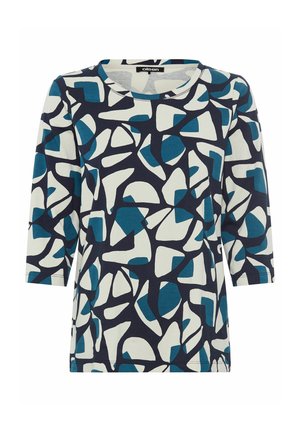 Marineblauwe top met driekwartmouwen, voorzien van een abstract geometrisch patroon in teal en wit. Ronde halslijn, zachte stof.