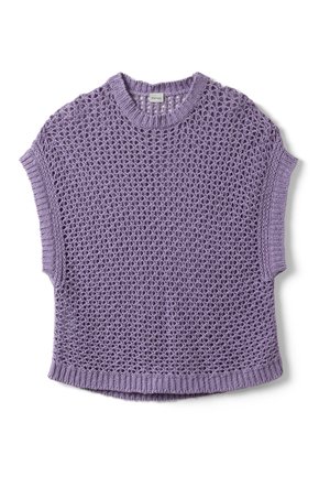 Suéter de punto sin mangas color lila con patrón calado, cuello redondo acanalado, sisas y dobladillo, colocado plano sobre fondo blanco.