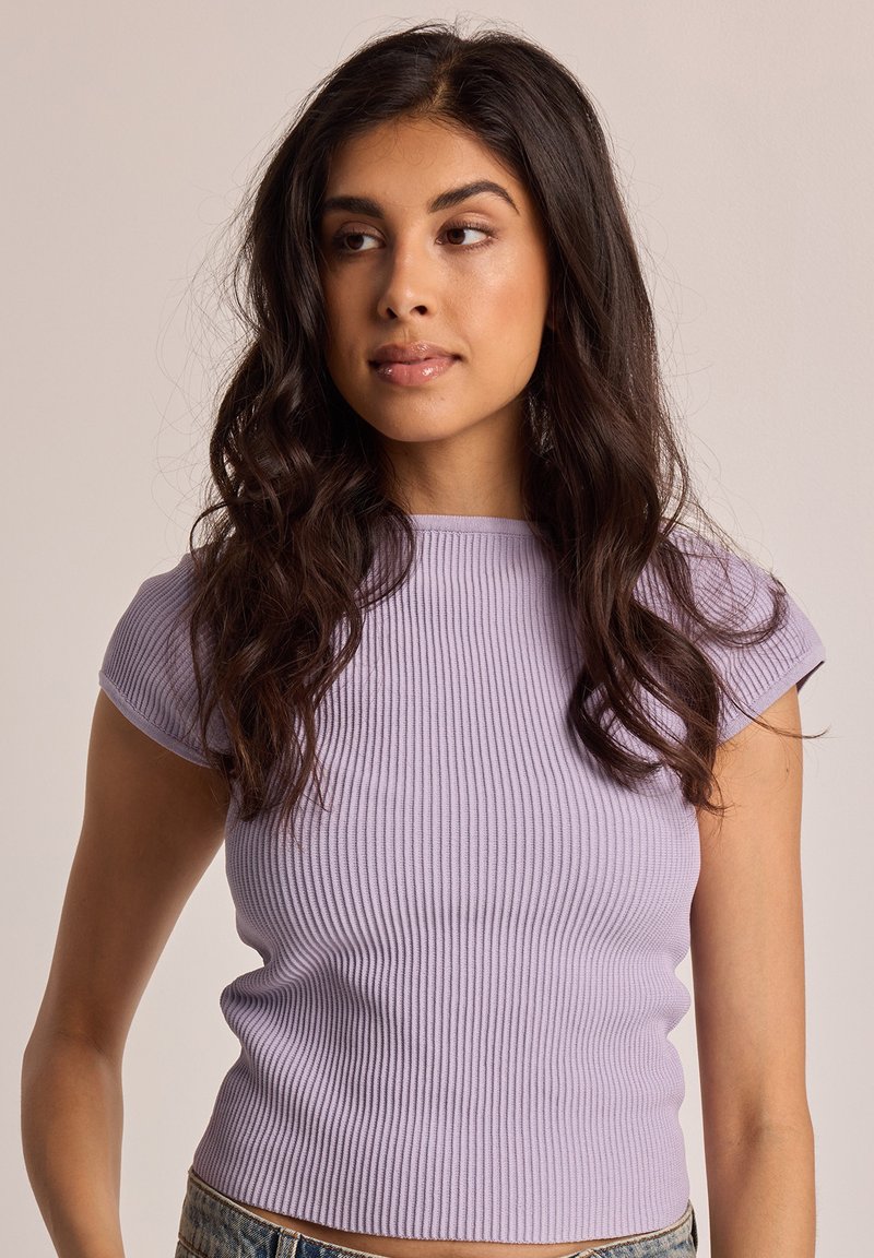 T-shirt violet à manches courtes en maille côtelée avec un col rond. Fabriqué en tissu extensible pour un aspect ajusté. Texture subtile et design court.