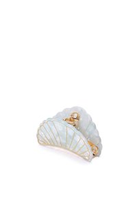 Una horquilla de color verde claro hecha de resina, con un diseño ondulado, acentos dorados y un cierre metálico para un ajuste seguro.