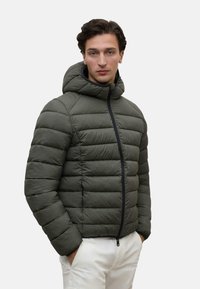 Gepolsterte Jacke in dunklem Olivgrün mit Reißverschluss vorne und Kapuze. Sie verfügt über horizontale Steppungen und elastische Bündchen für eine enge Passform.