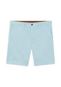 Svetle modré pánské kraťasy do kolen, s předními kapsami, poutky na pásek a knoflíkovým zapínáním, na bílém pozadí.