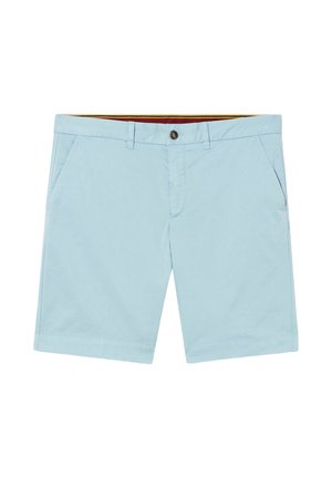 Lichtblauwe, casual mannenkorte broek tot de knie met zijzakken, ceintuurlussen en een knoopsluiting op een witte achtergrond.