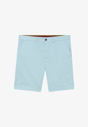 Helle blaue Herren Shorts in knielanger Länge, lässig mit Fronttaschen, Gürtelschlaufen und einem Knopfverschluss auf weißem Hintergrund.