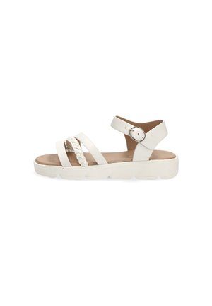 Sandalia blanca con tres tiras, incluyendo una trenzada, tira en el tobillo con hebilla plateada y suela gruesa y plana sobre fondo blanco.