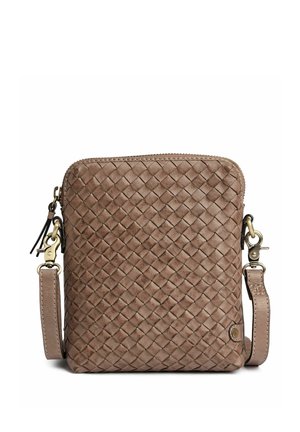 Geantă pătrată maro din piele, cu textură împletită, închidere cu fermoar, curea detașabilă și accesorii metalice tip cataramă.
