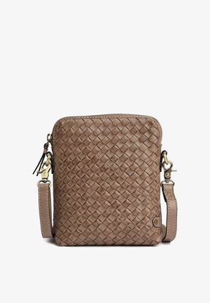 Sac bandoulière carré en cuir marron avec texture tissée, fermeture éclair, sangle détachable et accents en métal sur la fermeture.