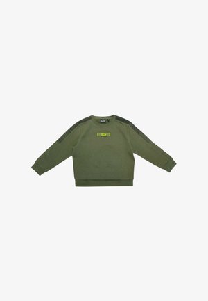 Felpa verde con maniche lunghe, collo rotondo, polsini e orlo a costine. Presenta strisce nere sulle spalle e una toppa con logo gialla sul davanti.