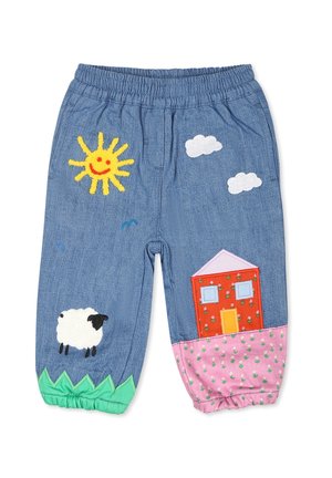 Pantalon en denim pour enfants avec taille et poignets élastiques, décoré de soleil, nuages, moutons, herbe verte et une maison rouge sur fond rose.