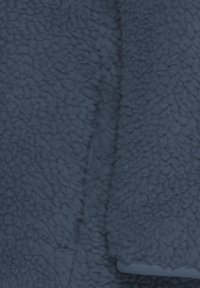 Marineblaue Fleece-Stoff mit einer plüschigen, strukturierten Oberfläche; präsentiert an einer Seite eine glatte Kante und zeigt ein weiches, gemütliches Erscheinungsbild.