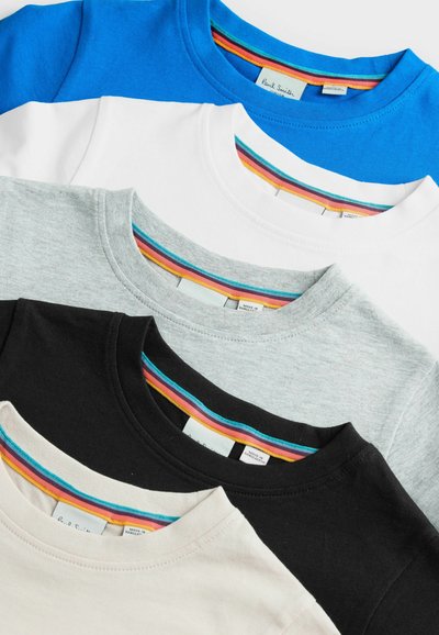Fem T-shirts i forskellige farver: blå, hvid, grå, sort og creme. Hver har en ribbet halsudskæring med multicolor stripes og et label.