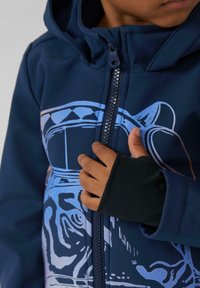 Marineblaue Zip-Up Kapuzenjacke mit grafischem Design in Blau und Weiß. Mit Reißverschluss, Daumenlöchern und weicher Textur.