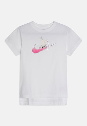 Hvid t-shirt med korte ærmer med en pink Nike swoosh-logo og en hvid enhjørning med vinger, der står på den, omgivet af små gnister.