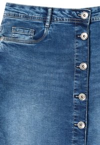 Jupe en denim bleu moyen avec fermeture à boutons sur le devant, cinq boutons en métal, et une petite poche latérale. Texture lisse avec une coupe classique.