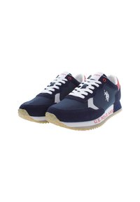 Sneaker blu navy con lacci bianchi, tomaia in suede e tessuto, suola in gomma, dettagli rossi e logo U.S. Polo Assn. sul lato.