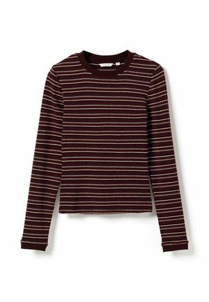 Maglia a maniche lunghe con scollo rotondo e strisce orizzontali in rosso scuro, bianco e blu navy su sfondo bianco.