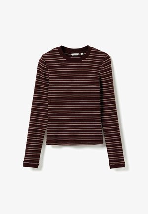 Chemise à manches longues et col rond avec des rayures horizontales en rouge foncé, blanc et bleu marine sur fond blanc.