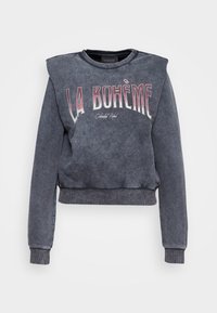 Szara krótka bluza z poduszkami na ramionach, z przodem z nadrukiem "LA BOHÈME" w kolorze czerwono-białym. Wykonana z miękkiego materiału, z prążkowanymi mankietami.