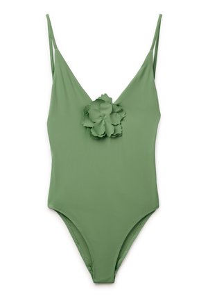 Costume intero verde con spalline sottili e un grande fiore decorativo al centro del petto.