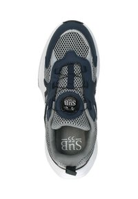 Grijze sneaker met marineblauwe accenten, bovenwerk van mesh en een ronde draaischijf voor aanpassing. Beschikt over een gestructureerde binnenzool en een witte rubberen zool.