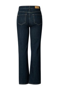 Donkerblauwe denim jeans met een rechte pijp, voorzien van twee achterzakken, gele stiksels en een bruin merketiket aan de tailleband.