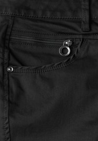 Pantalones negros con una textura suave, que cuentan con un bolsillo con cremallera en la parte frontal, acentuado con un detalle de cremallera plateada y un botón de presión.