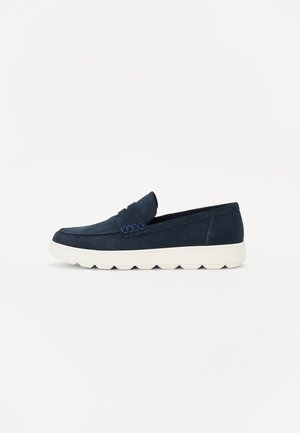 Mocassins pour hommes en suède bleu marine, dotés d'un profil bas, d'un upper doux et d'une semelle en caoutchouc blanc avec un motif de traction pour l'adhérence.