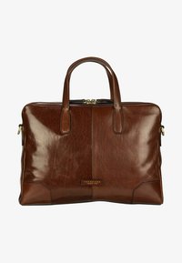 Bolso de cuero marrón para portátil con un acabado brillante, doble asa, forma rectangular y un acento de logo en la parte delantera. Cierre de cremallera en la parte superior.