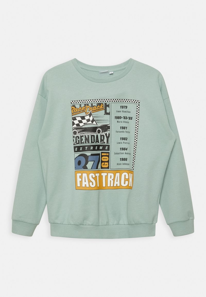 Sweat-shirt vert menthe avec un col rond et des manches longues. Présente une impression graphique de motifs de course et du texte en plusieurs couleurs, notamment en orange et noir.