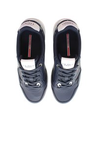 Marinblå sneakers med syntetisk ovandel, vit tunga och detaljer, rund tå, snörning och logotyp på tungan. Platt gummisula.