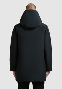 Czarna kurtka puchowa z dużym kapturem, długimi rękawami i prostym krojem. Posiada gładką fakturę i subtelny detal z logo na plecach.